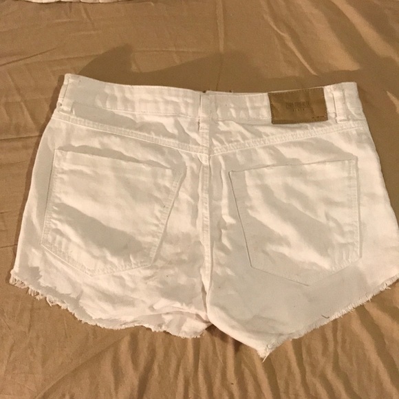 Cute embroidered white Zara denim shorts - Picture 3 of 5